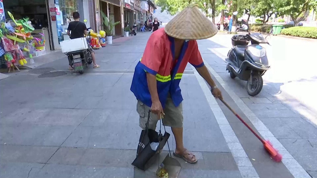高温下的合江环卫工人:坚守岗位,换城市整洁!(图5) 高温下的合江环卫工人:坚守岗位,换城市整洁!(图5)