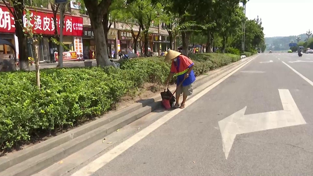 高温下的合江环卫工人:坚守岗位,换城市整洁!(图7) 高温下的合江环卫工人:坚守岗位,换城市整洁!(图7)
