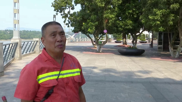 高温下的合江环卫工人:坚守岗位,换城市整洁!(图8) 高温下的合江环卫工人:坚守岗位,换城市整洁!(图8)