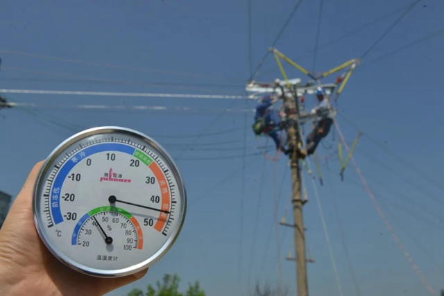 高“烤”来袭负荷频创新高，致敬电杆上65°的泸州电力工人！(图1)
