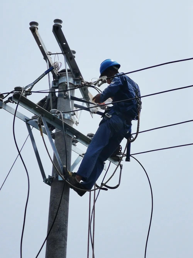 高“烤”来袭负荷频创新高，致敬电杆上65°的泸州电力工人！(图5)