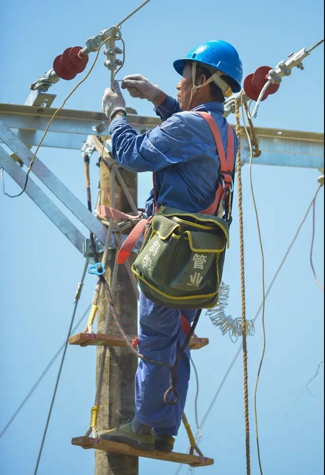 高“烤”来袭负荷频创新高，致敬电杆上65°的泸州电力工人！(图7)