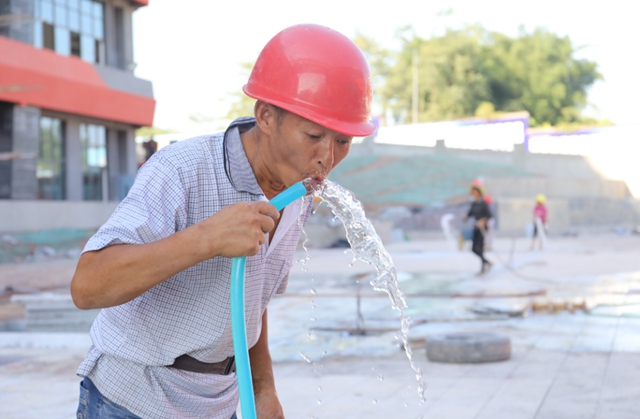 实拍！高温下的龙马人！(图6)