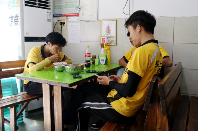 实拍！高温下的龙马人！(图12)