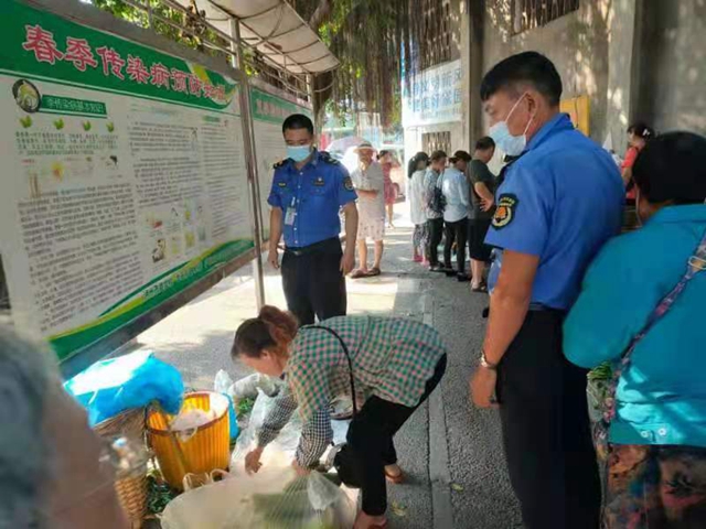 龙马潭区综合行政执法局：看40度高温下城管人的坚守