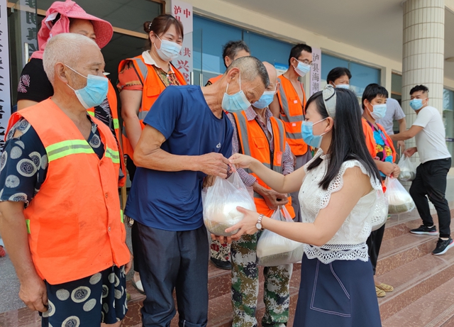 興盛社區,衛生院,派出所和瀘州豐陽商品混凝土生產基地,為供電工人