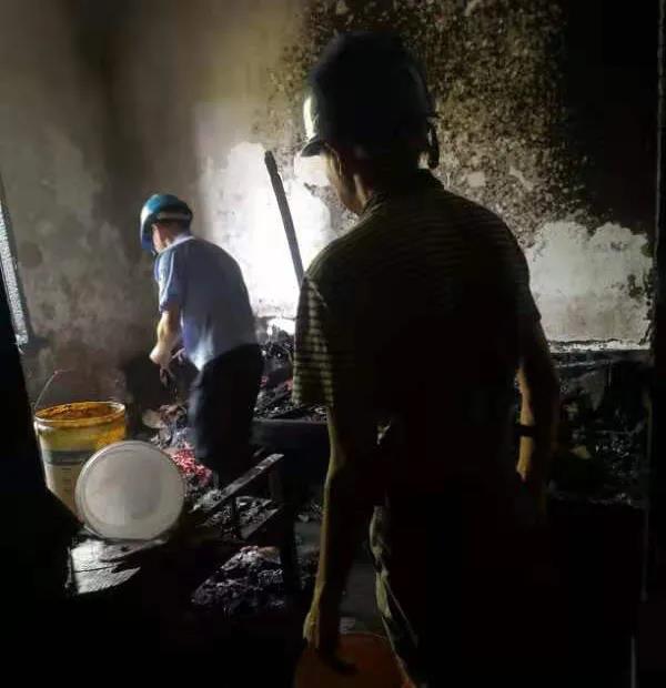 他们从火场中“抢救”出5万元现金(图7)