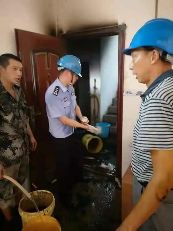 他们从火场中“抢救”出5万元现金(图9)