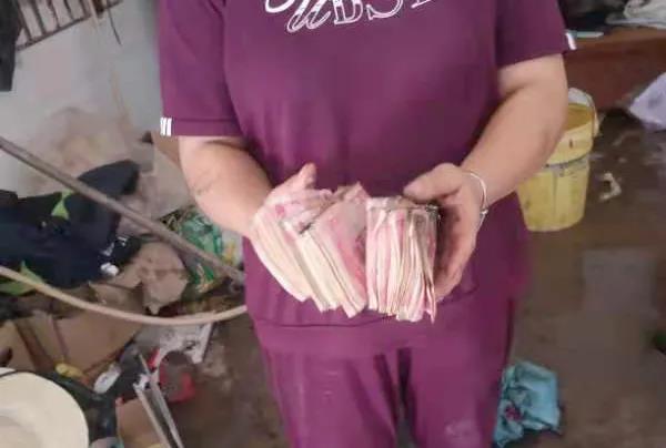 他们从火场中“抢救”出5万元现金(图10)