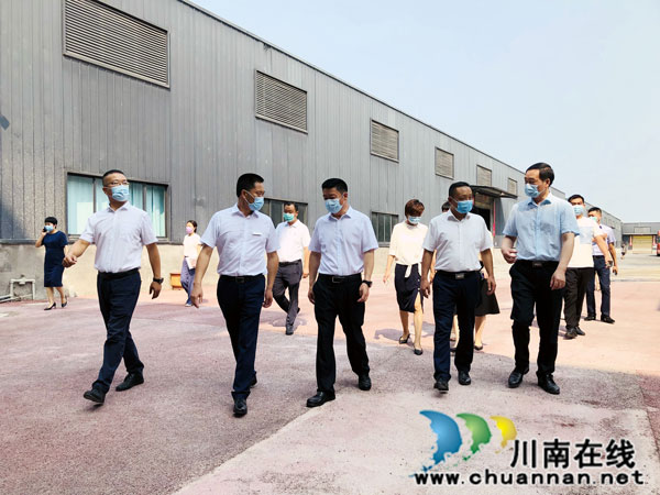 付小平到泸州民建会员企业时为节能科技有限公司调研