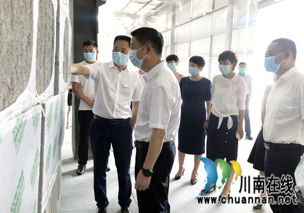 付小平到泸州民建会员企业时为节能科技有限公司调研(图3) 付小平到泸州民建会员企业时为节能科技有限公司调研(图3)