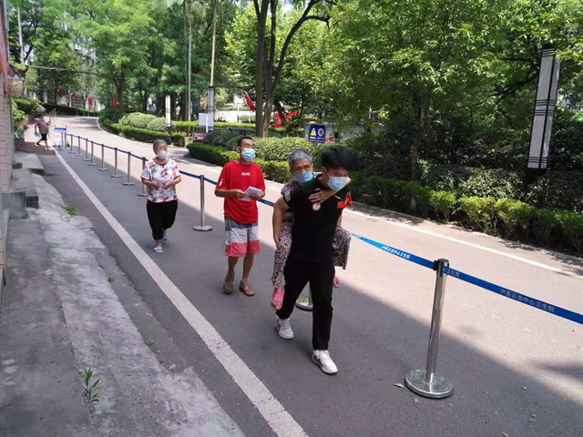泸县云龙镇:疫情防控不放松,志愿服务展风采(图2) 泸县云龙镇:疫情防控不放松,志愿服务展风采(图2)