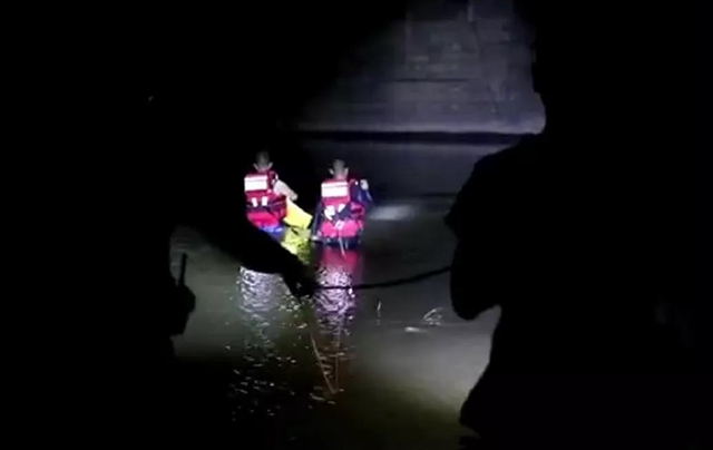 惊险！宜宾长宁一桥下发现4枚军用炮弹，其中一枚还有引信……(图2)