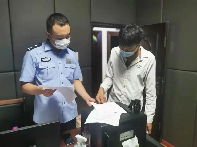 考了3次都没过!宜宾一男子竟花11000元买假驾驶证!结果……(图2) 考了3次都没过!宜宾一男子竟花11000元买假驾驶证!结果……(图2)