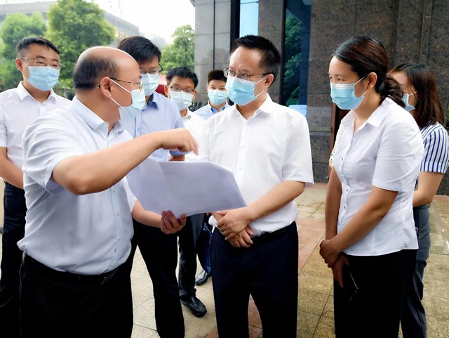 泸州市纪委书记何洪波实地调研督导小区物管问题整治情况