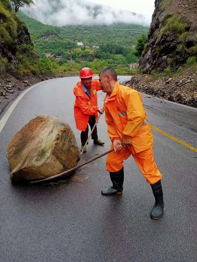 闻“汛”而动，泸州交通全力做好道路抢险保通(图5)