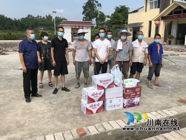 宜宾南溪区长兴镇：炎炎夏日送清凉 浓浓关怀暖人心