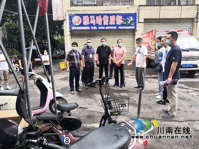 龙马潭区人大常委会到小市街道摩托车市场进行环保专项调研
