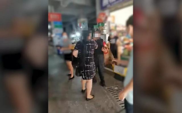 泸州大妈不配合防疫工作,倒地耍赖!(图3) 泸州大妈不配合防疫工作,倒地耍赖!(图3)