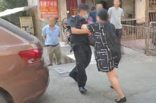 泸州大妈不配合防疫工作,倒地耍赖!(图4) 泸州大妈不配合防疫工作,倒地耍赖!(图4)