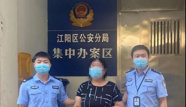 泸州大妈不配合防疫工作,倒地耍赖!(图6) 泸州大妈不配合防疫工作,倒地耍赖!(图6)