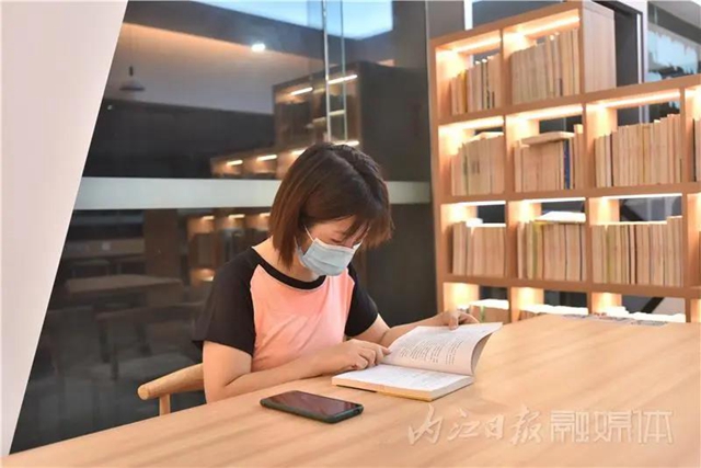 快来“打卡”！内江城区有个“24小时智慧书屋”，藏书1500余册(图4)