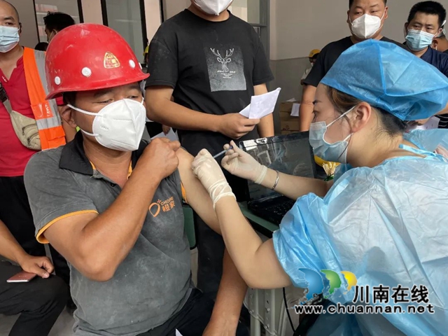 龙马潭区鱼塘街道：疫苗接种走进龙马高中，共筑工地人群免疫屏障