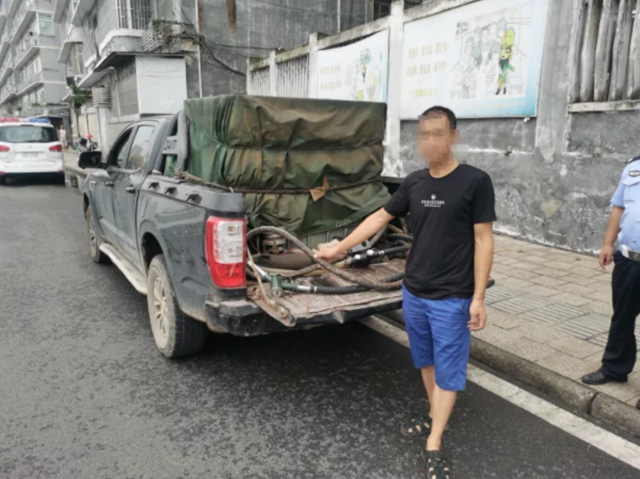 宜宾一皮卡车上发现200公斤汽油!警方一查,不简单!(图2) 宜宾一皮卡车上发现200公斤汽油!警方一查,不简单!(图2)