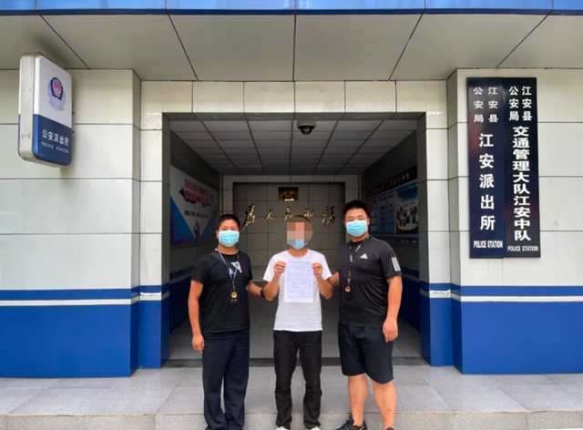 宜宾一皮卡车上发现200公斤汽油!警方一查,不简单!(图3) 宜宾一皮卡车上发现200公斤汽油!警方一查,不简单!(图3)