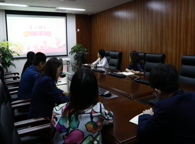 泸州国家高新区审批局党支部开展党史分享教育“小课堂”(图1) 泸州国家高新区审批局党支部开展党史分享教育“小课堂”(图1)