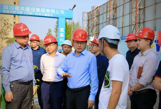泸州高新区管委会主任张程率队开展五一节前安全检查(图2)