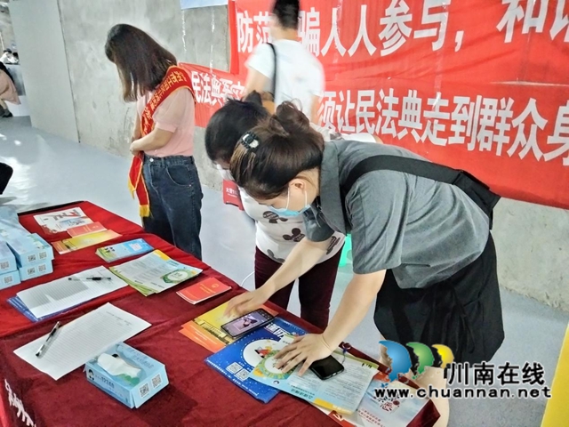 江阳区北城街道走进摩尔疫苗接种点开展反诈、禁毒宣传
