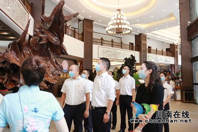 叙永县委书记廖俊调研中国沈酒庄(图7) 叙永县委书记廖俊调研中国沈酒庄(图7)