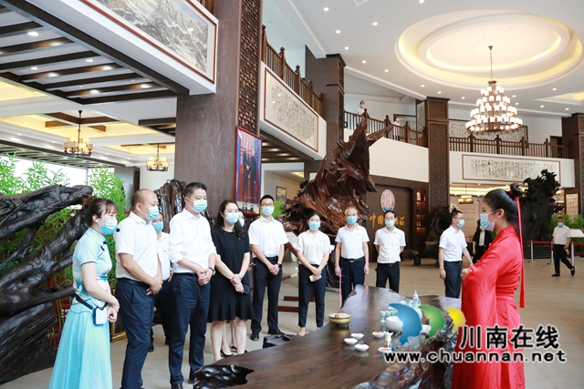 叙永县委书记廖俊调研中国沈酒庄(图8) 叙永县委书记廖俊调研中国沈酒庄(图8)