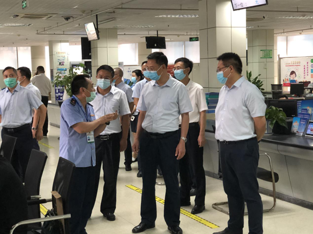 泸州市长余先河前往市政务服务大厅 调研“放管服”改革推进情况