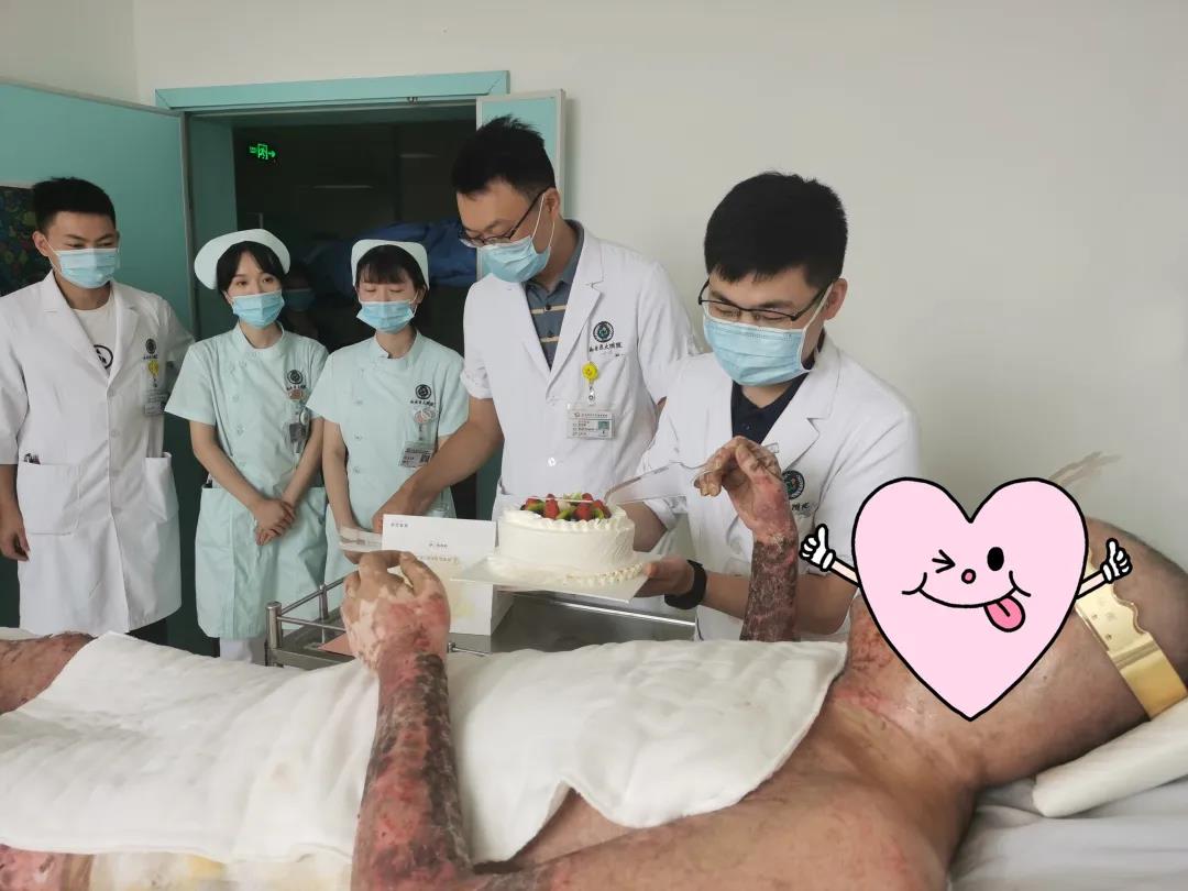 身在异乡“捡回一条命”的他 度过了最难忘的一次生日(图2) 身在异乡“捡回一条命”的他 度过了最难忘的一次生日(图2)