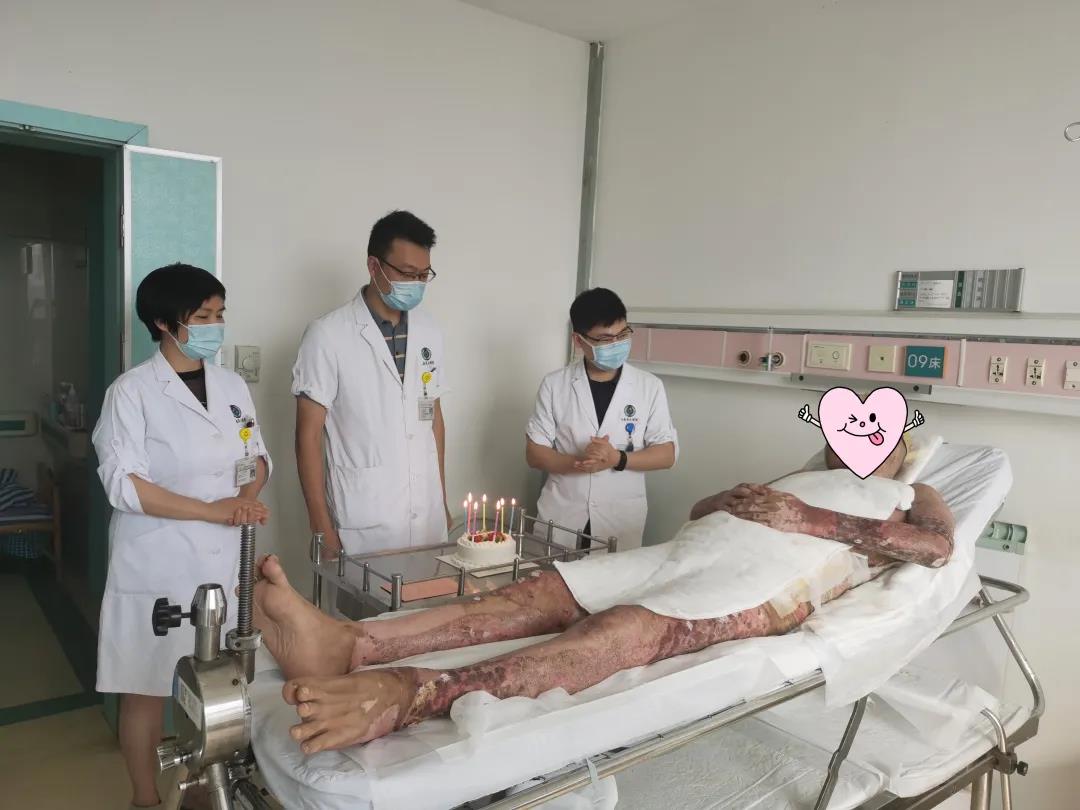 身在异乡“捡回一条命”的他 度过了最难忘的一次生日(图3) 身在异乡“捡回一条命”的他 度过了最难忘的一次生日(图3)