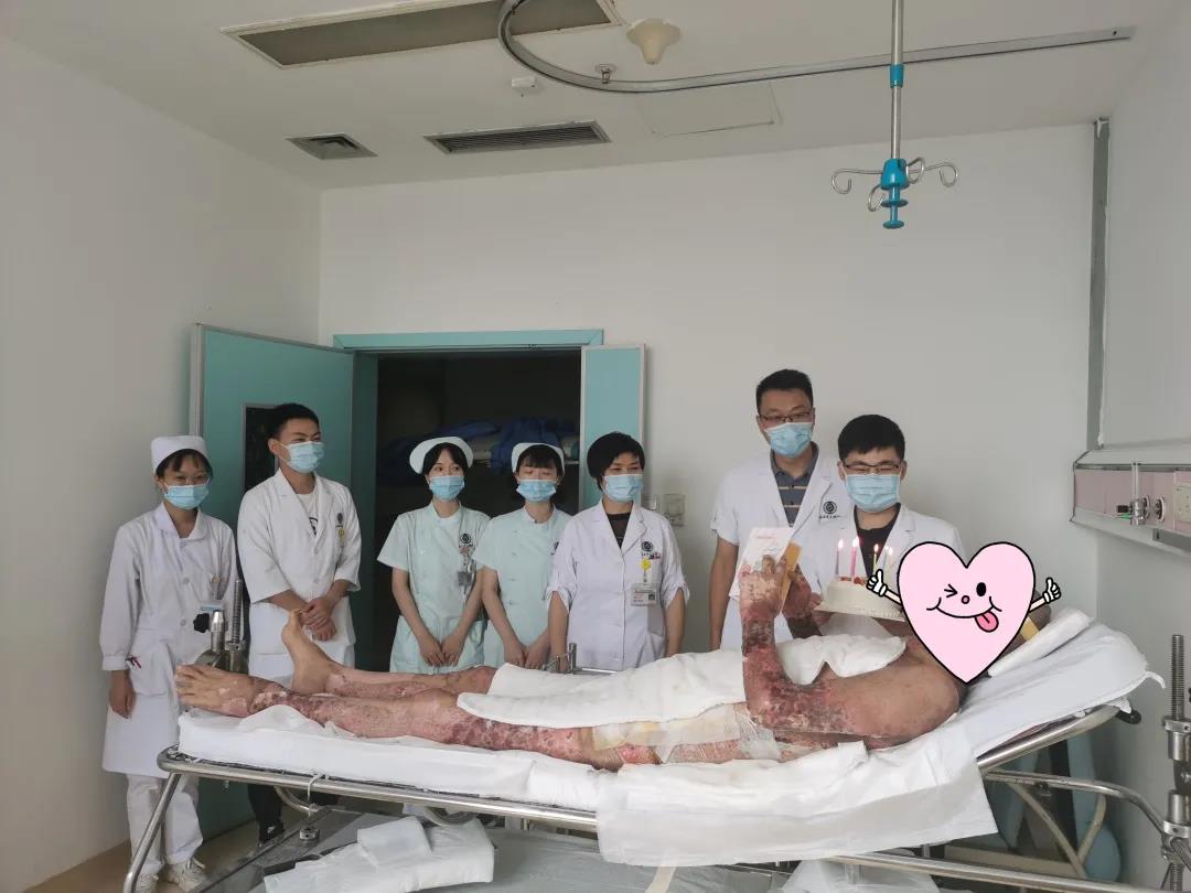 身在异乡“捡回一条命”的他 度过了最难忘的一次生日(图4) 身在异乡“捡回一条命”的他 度过了最难忘的一次生日(图4)