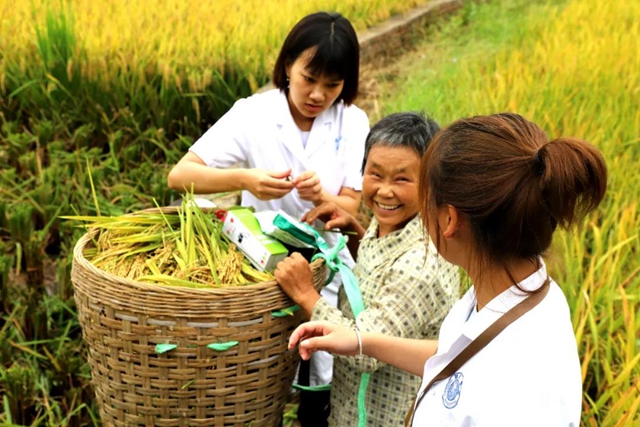 泸州福欣医院连续五年开展“上山下乡助农秋收”活动！(图4)
