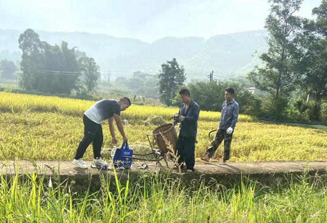 泸州福欣医院连续五年开展“上山下乡助农秋收”活动！(图6)