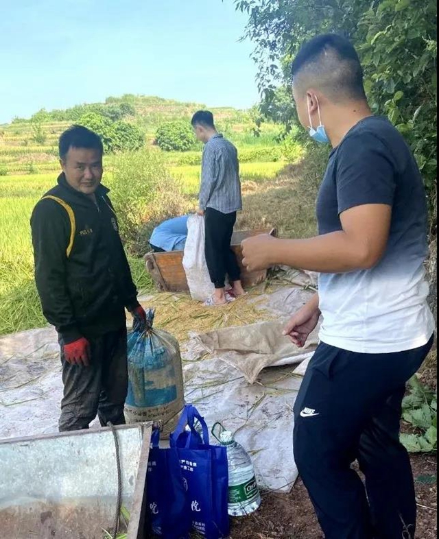 泸州福欣医院连续五年开展“上山下乡助农秋收”活动！(图7)