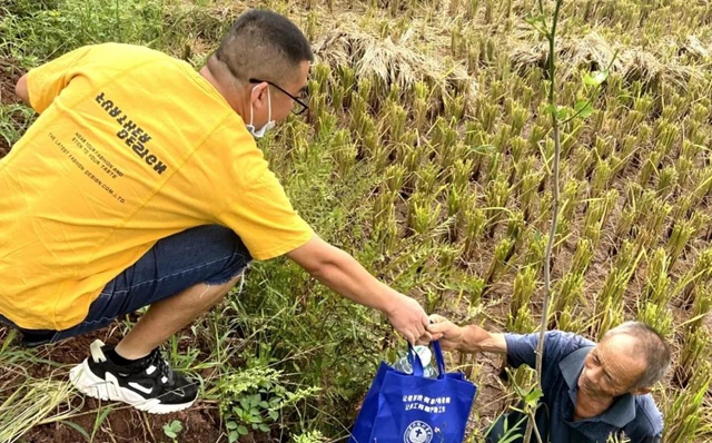 泸州福欣医院连续五年开展“上山下乡助农秋收”活动！(图9)