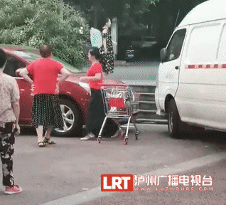 因场地被挡,泸州这群广场舞大妈竟对车辆下手了!(图4) 因场地被挡,泸州这群广场舞大妈竟对车辆下手了!(图4)