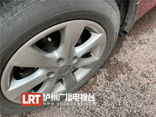 因场地被挡,泸州这群广场舞大妈竟对车辆下手了!(图2) 因场地被挡,泸州这群广场舞大妈竟对车辆下手了!(图2)