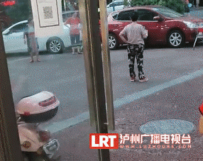 因场地被挡,泸州这群广场舞大妈竟对车辆下手了!(图3) 因场地被挡,泸州这群广场舞大妈竟对车辆下手了!(图3)