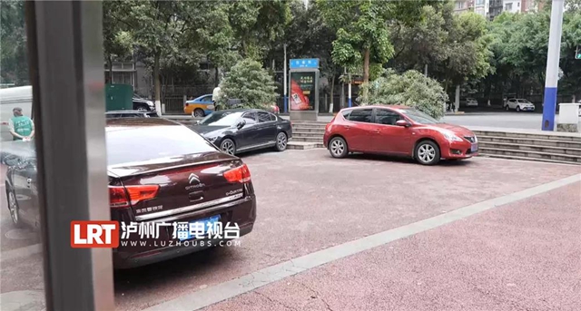 因场地被挡,泸州这群广场舞大妈竟对车辆下手了!(图6) 因场地被挡,泸州这群广场舞大妈竟对车辆下手了!(图6)