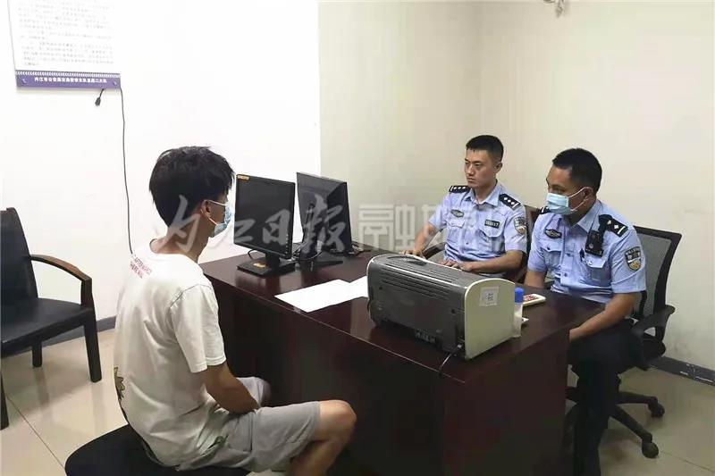 就是它们,常在东兴城区聚集!内江交警截获3辆“变异”凯迪拉克(图2) 就是它们,常在东兴城区聚集!内江交警截获3辆“变异”凯迪拉克(图2)