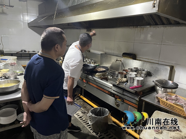 江阳区北城街道城垣社区开展餐饮行业油烟排放安全生产专项检查工作(图2) 江阳区北城街道城垣社区开展餐饮行业油烟排放安全生产专项检查工作(图2)