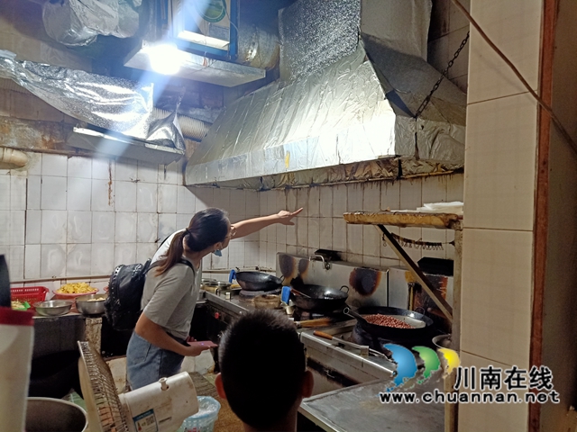 江阳区北城街道城垣社区开展餐饮行业油烟排放安全生产专项检查工作(图3) 江阳区北城街道城垣社区开展餐饮行业油烟排放安全生产专项检查工作(图3)