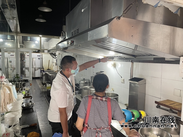 江阳区北城街道城垣社区开展餐饮行业油烟排放安全生产专项检查工作
